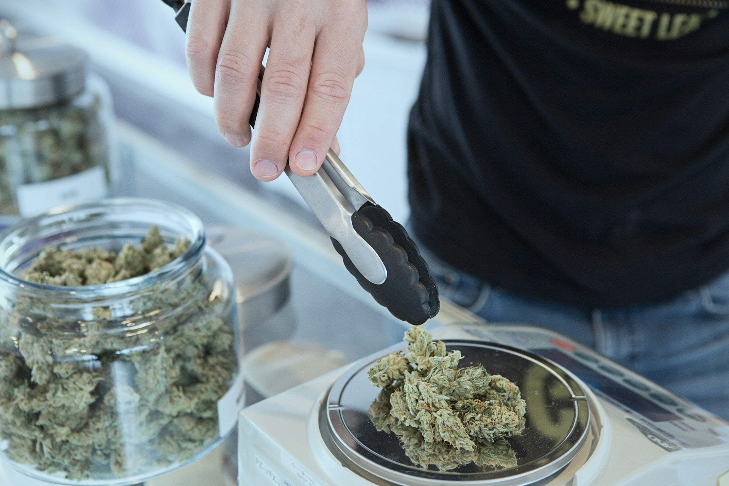 Cannabisblüten auf Waage